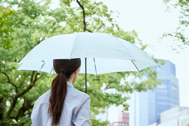 “雨の日は憂鬱”も後天的なもの？（写真／イメージマート）