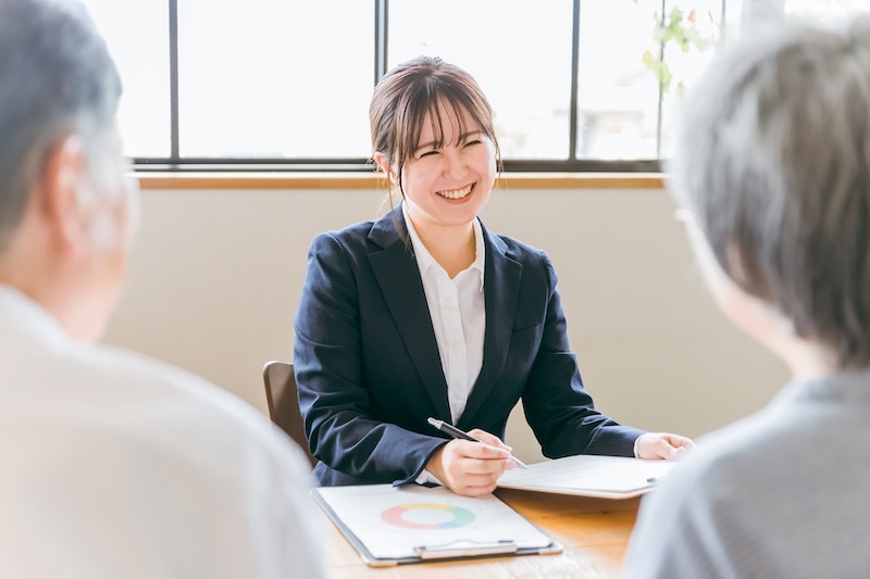 笑顔で聞き取りをする女性