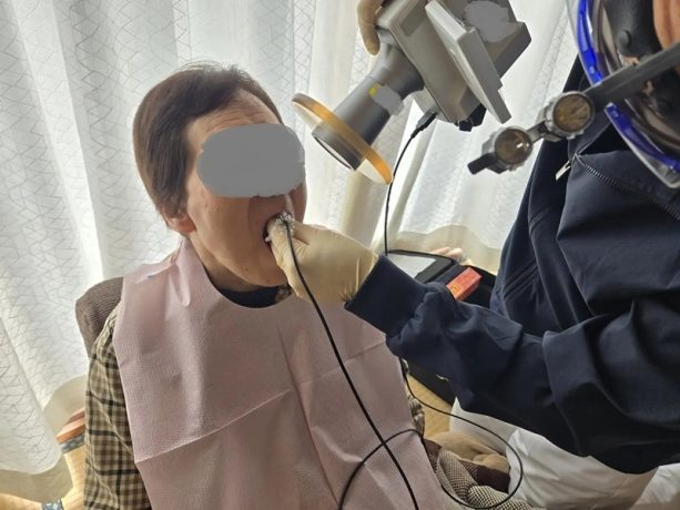 認知症の母が初めて訪問歯科を利用して驚いた「レントゲンや治療は母がいつも過ごす部屋で」＜実録レポート＞