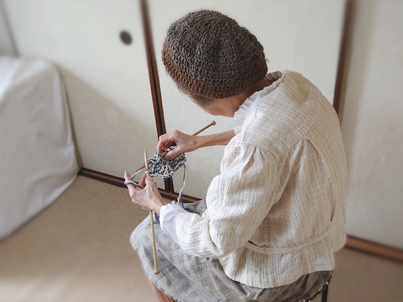 編み物をする老女