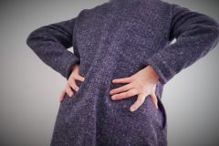 腰を押さえる女性