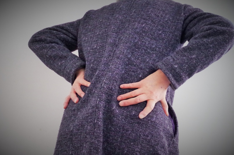 腰を押さえる女性