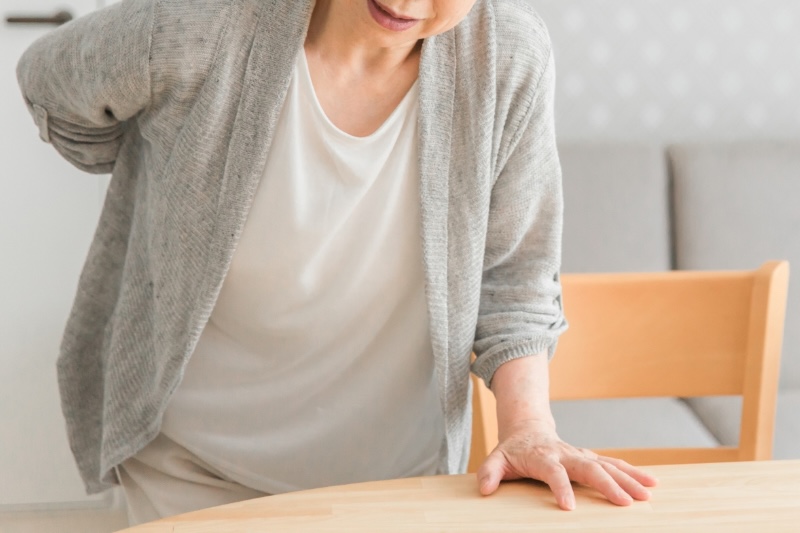 腰を押さえる女性