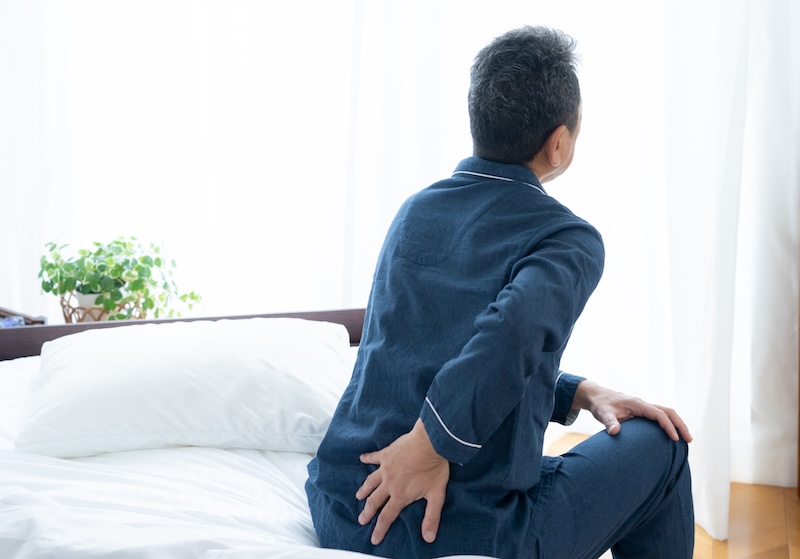 ベッドに座る男性