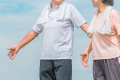 歩くシニア夫婦