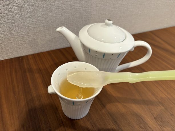 離れて暮らす高齢の親の「食事・嚥下」5つの観察ポイント「年末年始は家族で”とろみつき”の飲み物を試してみよう」【管理栄養士提案】