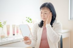 シニア世代の肌にうるおいを《フェイススチーマー》選び方のポイントを家電の達人が解説