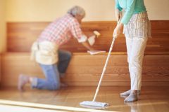 「巾木のホコリや窓サッシの汚れを一掃！」シニア世代の大掃除をラクにする100円ショップの神アイテム4選