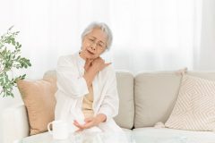 つらい首の痛み・腕のしびれに。頚椎症による症状を軽減する毎日の簡単ストレッチ