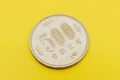 「もし、目の前に500円が落ちていたら？」（写真／イメージマート）