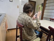 認知症の母が暮らす実家が停電！困った息子が暗闇の中で母と笑い合った夕食時「新たに購入を決心したアイテム」