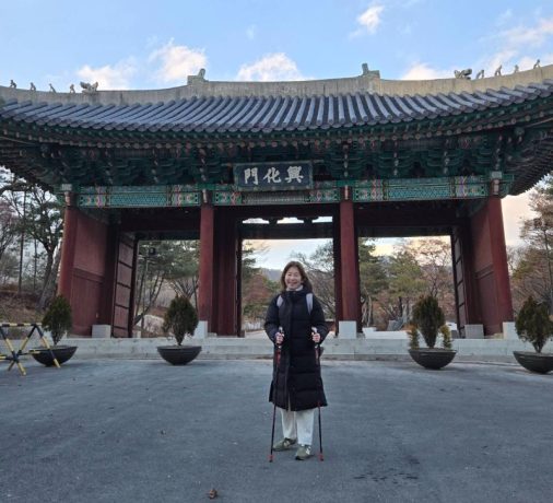 観光や街歩き、買い物を楽しむ「シン・ノルディックウォーキング」にアクティブシニアがハマる理由