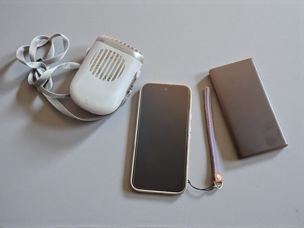 生活に欠かせないアイテムは概ねリチウムイオン電池が使われている（写真左から）ハンディファン、スマートフォン、モバイルバッテリー。（写真提供／矢野きくのさん、以下同）