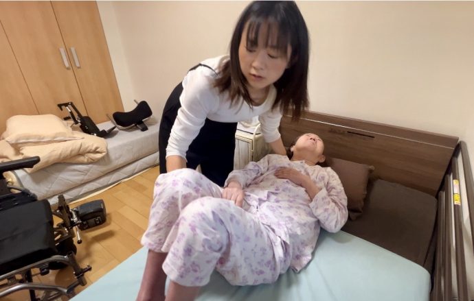 フリーアナウンサー、社会福祉士・岩佐まりさんと母親（写真提供／岩佐まりさん）
