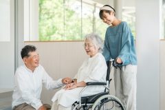 親を介護施設に入れるのはかわいそう？入居者の「幸福度」を高めるのに必要な3つの原則【社会福祉士解説】