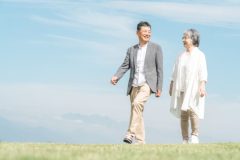 《年間3万5000円の医療費節約も》1日15分歩くだけ！「散歩」の多様なメリット「認知症リスク低下」「冷えやむくみ解消」も