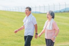 《認知症予防に役立つ》「ボケない散歩」のやり方を解説　散歩前にやりたい「3つの準備運動」とは？