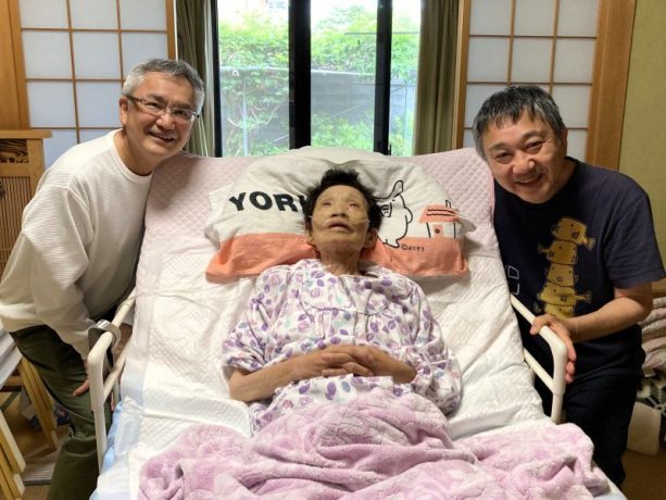 息を引き取ったのは、孫・ひ孫とのビデオ通話を終えた5分後だった･･･母の見事な最期と在宅での看取りをコラムニストの息子が明かす｜「147日目に死んだ母――がん告知から自宅で看取るまでの幸せな日々」vol.9