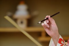 短冊に文字を書こうとしている