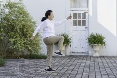 「背中が曲がる人」その理由と曲がらない人との違い「運動機能の低下でフレイル、内蔵圧迫で認知機能の低下の恐れも」【専門家解説】