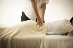 「リンパ流し、デトックス等」セールストークに要注意！「皮膚を触っただけで血液の状態がわかることは医学的にはあり得ない」危険な腰痛施術に専門医が警鐘