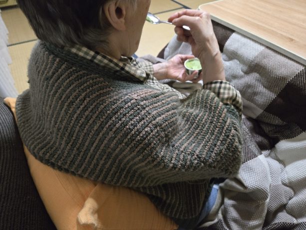 認知症の母が突然、模様替えに熱中!？コタツや座椅子を動かしてしまう”不穏な行動”の理由を医師に聞いてみた