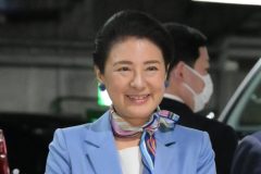 スカーフはシニア世代にとって、顔まわりを華やかに見せる便利なアイテム（2026年3月8日、撮影／JMPA）