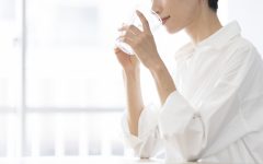 水／白湯を飲む日本人女性　（人物）