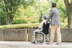 遠距離介護の実態「4割が片道1時間以上、金銭面の不安を抱える人が多数」＜調査レポート＞