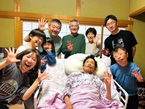 「家族になってくれてありがとう･･･」仏壇の引き出しで見つけた母からのサプライズ！コラムニストの息子が綴る在宅介護と看取りがもたらしたこと｜「147日目に死んだ母――がん告知から自宅で看取るまでの幸せな日々」vol.10