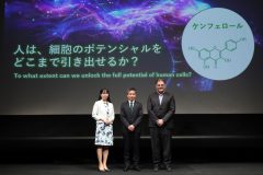 登壇している3人の人物