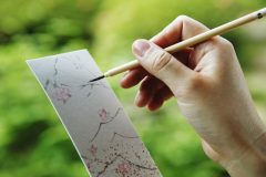 短冊に文字を書こうとしている