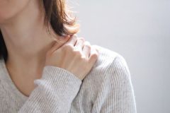 肩こりや腰痛の対策、実は原因にアプローチできてないことも　こりや痛みの原因「ファシア」とは？《理学療法士が解説》