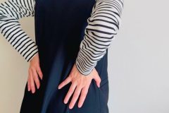 《「引っ張る」のがポイント》体の痛みの原因となる“筋膜の癒着”をはがすセルフケア「沖倉流筋膜はがし」のやり方を理学療法士が解説