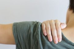 肩こり解消に肩たたきや肩もみは効果ない？　手を引っ張るだけで根本にアプローチする「筋膜はがし」のやり方