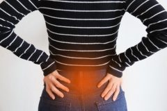 《理学療法士が解説》腰痛解消の近道は「2つの場所」へのアプローチ　いすに座って行う「沖倉流筋膜はがし」のやり方4つ