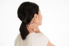 《スマホ使用は首のこりの原因に》理学療法士が考案した「筋膜はがし」で首のこりや痛みを解消する方法　