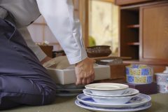 皿を片付けている