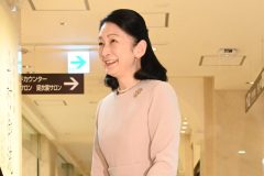 「山村御流いけばな展」を鑑賞された紀子さま（2026年4月8日、撮影／JMPA）