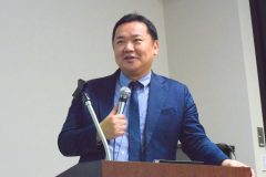 青いスーツ姿の男性