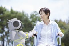 注目《介護ロボット》は介護現場の人手不足解消に役立つか？在宅介護・施設の運用事例・最新事情をレポート