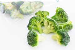 ブロッコリーは「冷凍」でも栄養価は変わらない？介護食に活用するときのコツを解説