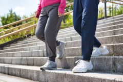 階段の下りはかかとから着地すれば、骨への刺激に（elise／PIXTA）