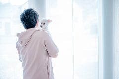 犬を抱える男性