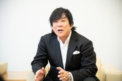 スーツ姿の男性