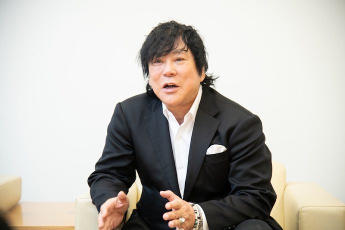 スーツ姿の男性
