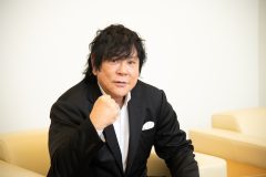 スーツ姿の男性