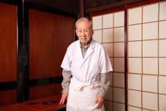 和室にいる男性