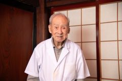 白髪の男性