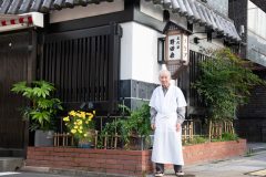 店の前に立つ男性
